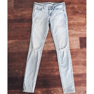 Skinny light wash Hollister jeans, ripped knees